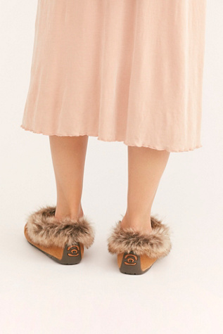 manitobah mukluks faux fur street moccasin