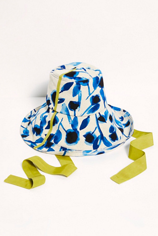 wide brim bucket hat
