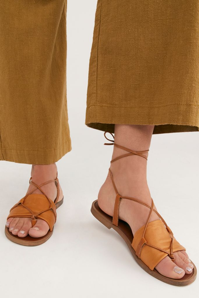 Summer Wardrobe Essentials: the strappy sandal - the edge of simple