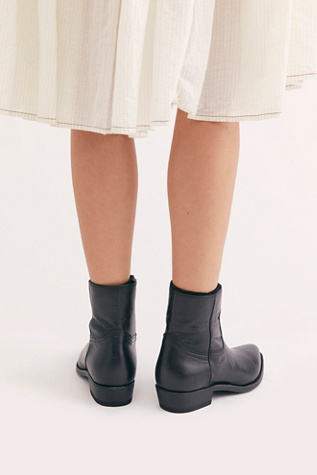 frye heartbreaker inside zip