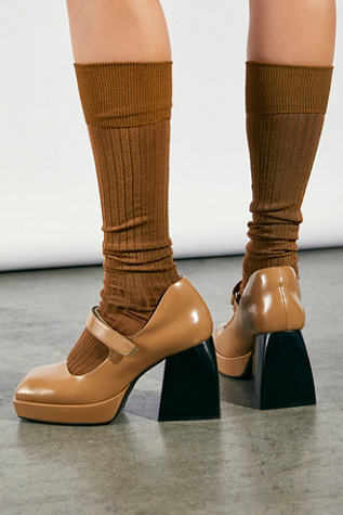 nike venture running trainers