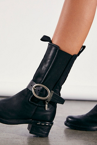 skylar platform chelsea boot