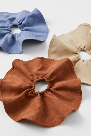 Genevive Jumbo Scrunchie