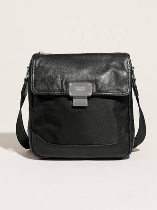 This functional and cleverly designed messenger bag boasts a clean ...