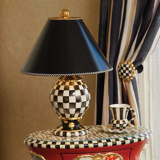 Courtly Check Globe Lamp image three