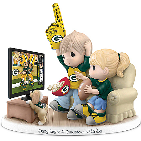 Figurine: Precious Moments Every Day Is A Touchdown With You Packers Figurine