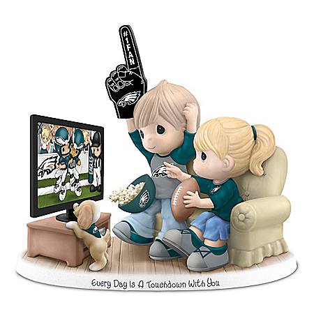 Figurine: Precious Moments Every Day Is A Touchdown With You Eagles Figurine