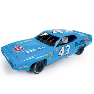 Diecast Car: Limited Edition 1:18 1972 Richard Petty Plymouth Road Runner Diecast Car