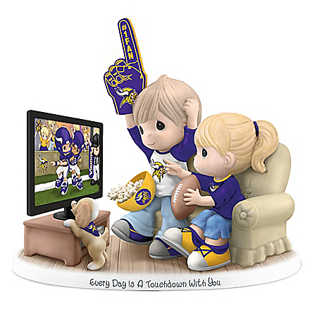Figurine: Precious Moments Every Day Is A Touchdown With You Vikings Figurine