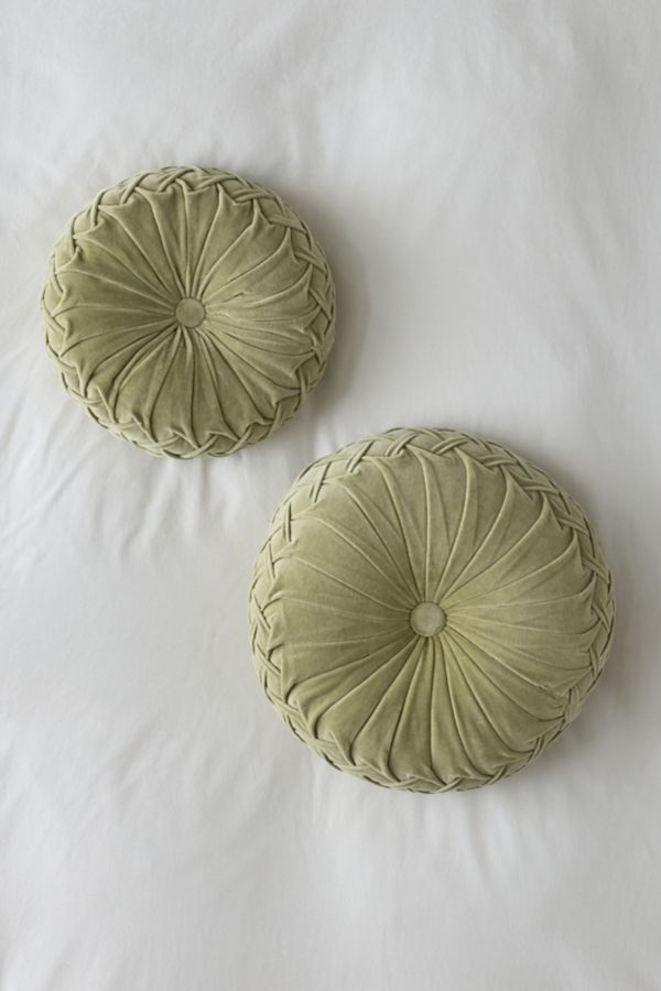 Slide View: 4: Round Pintuck Pillow