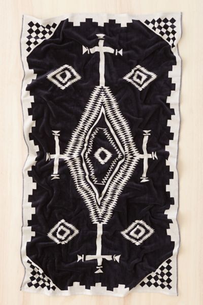 Pendleton Los Ojos Oversized Jacquard Beach Towel | Urban Outfitters