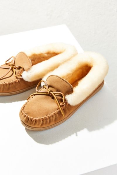 minnetonka women's alpine sheepskin moccasin