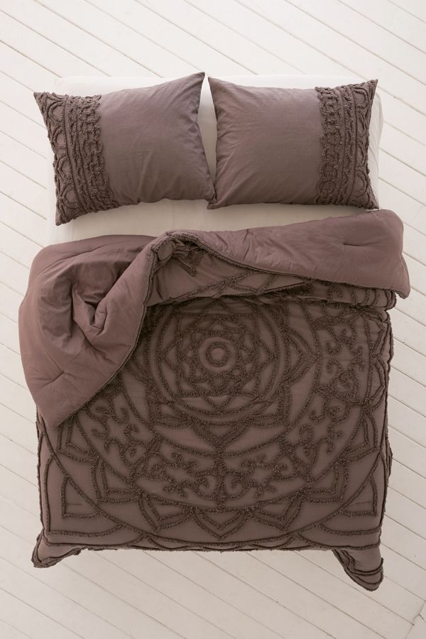 Chloe Tufted Medallion Comforter Urban Outfitters
