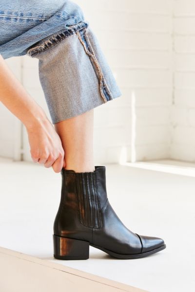 vagabond black leather chelsea boot