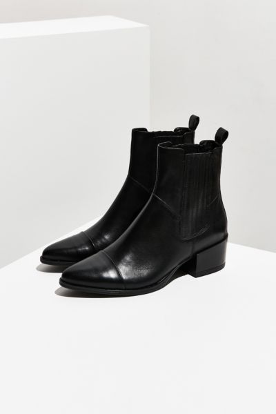 urban outfitters black boots