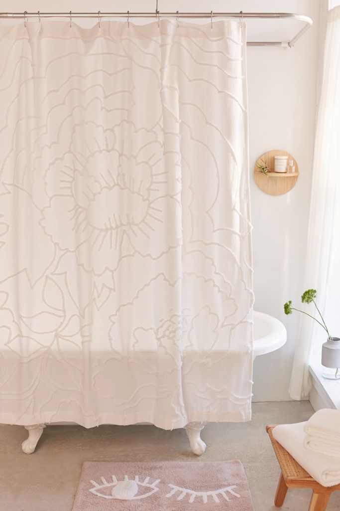 Rideau de douche à fleurs touffetées Margot Urban Outfitters Canada