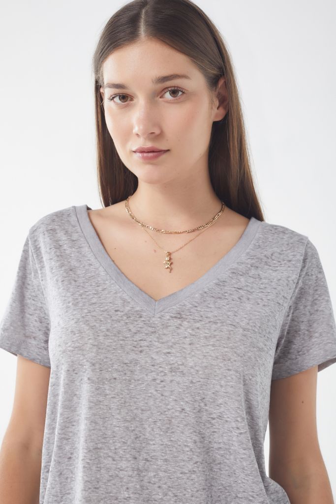 UO The Mom V-Neck Tee | Urban Outfitters