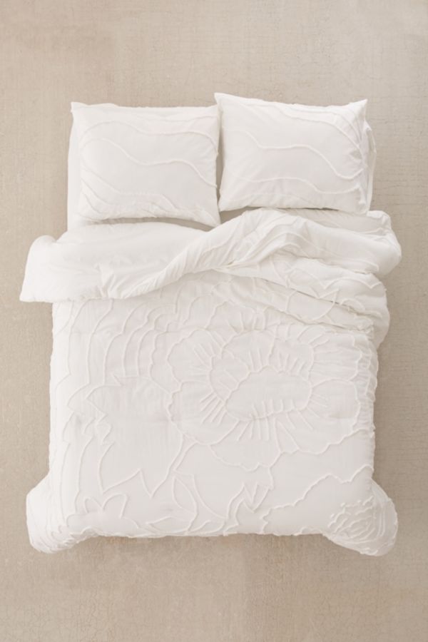 Margot Tufted Floral Comforter Snooze Set Urban Outfitters Canada