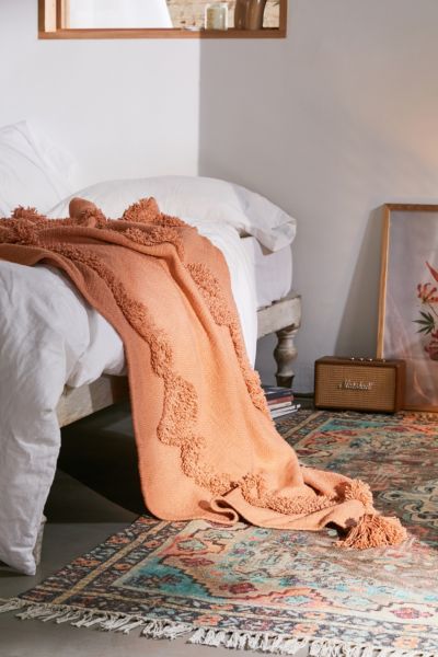 Rosie Tufted Throw Blanket Urban Outfitters Canada   47941778 086 D