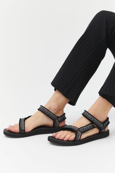 urban outfitters teva