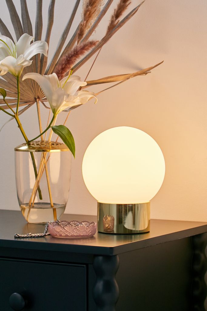 delia-frosted-globe-table-lamp-urban-outfitters