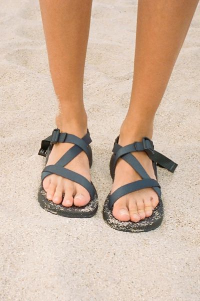 urban outfitters chacos