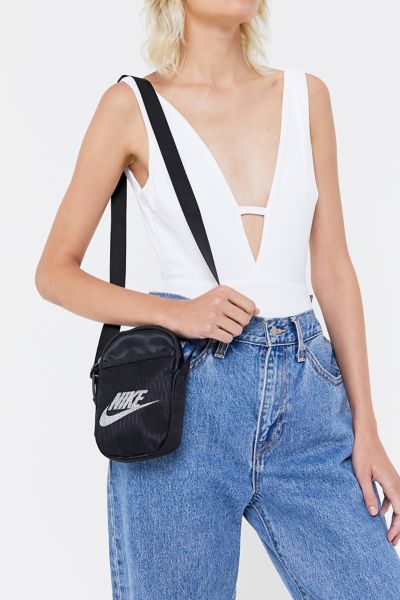 nike small sling bag