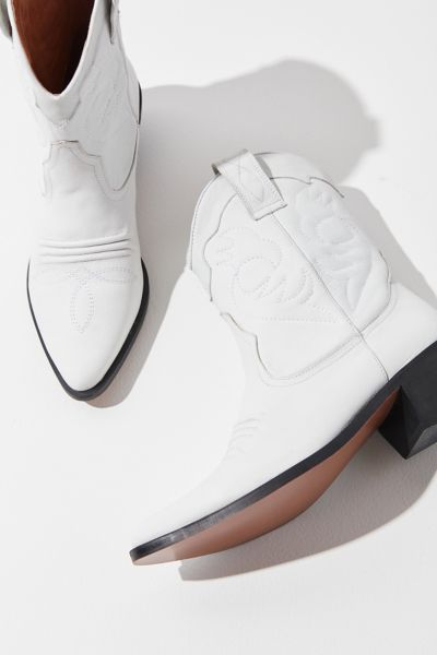 urban outfitters white boots