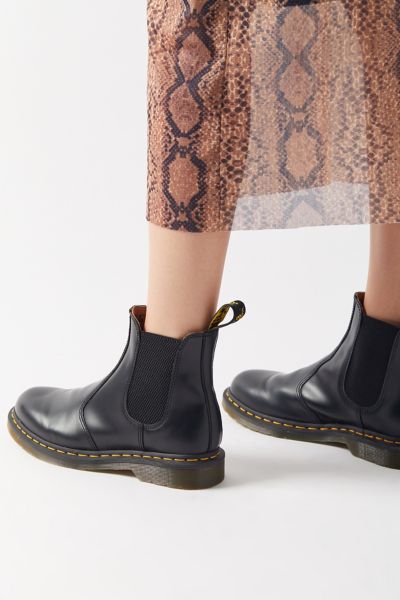 dr martens 2976 chelsea boots in all black