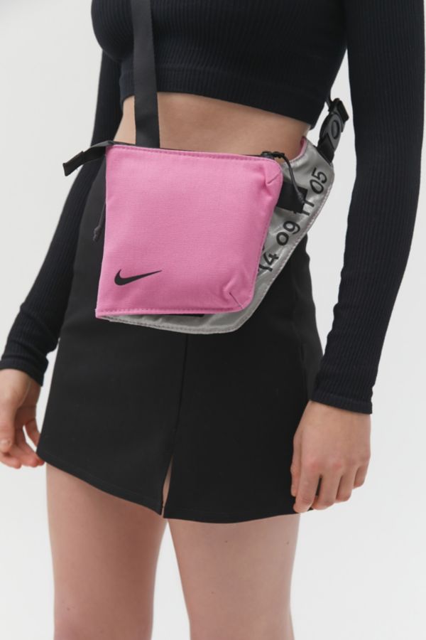 幻灯片：1：Nike Tech斜背包