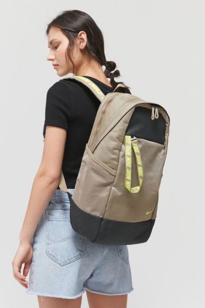 nike essential backpack