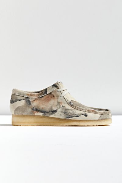 grey wallabee clarks