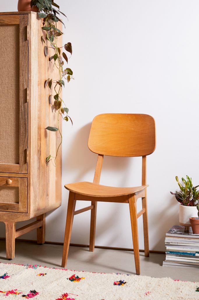 Urban Renewal Essential Vintage Chair | Urban Outfitters