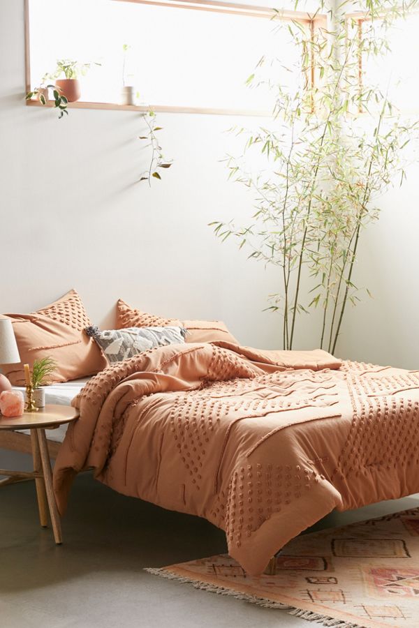 Slide View: 1: Ellis Tufted Comforter