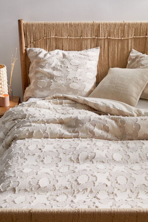 Slide View: 1: Clipped Daisy Duvet Cover