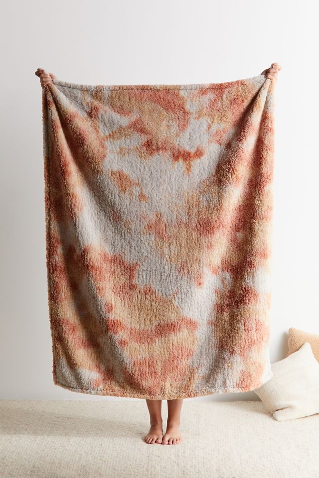 tie-dye-amped-fleece-throw-blanket-urban-outfitters-canada