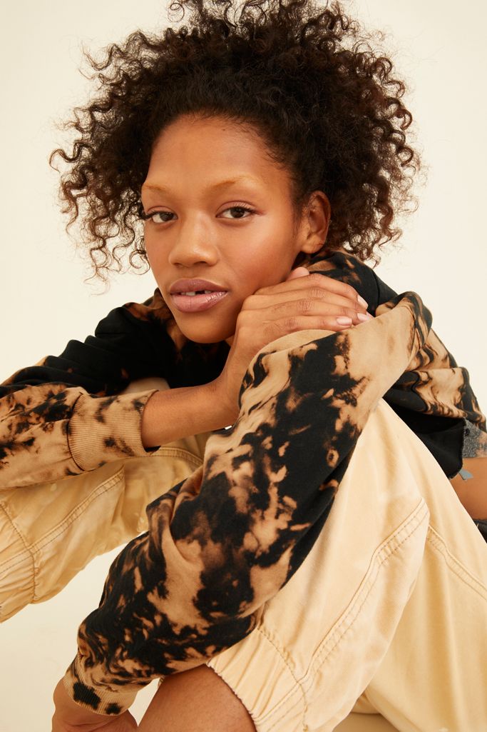 UO Dizzy TieDye VNeck Cropped Top Urban Outfitters