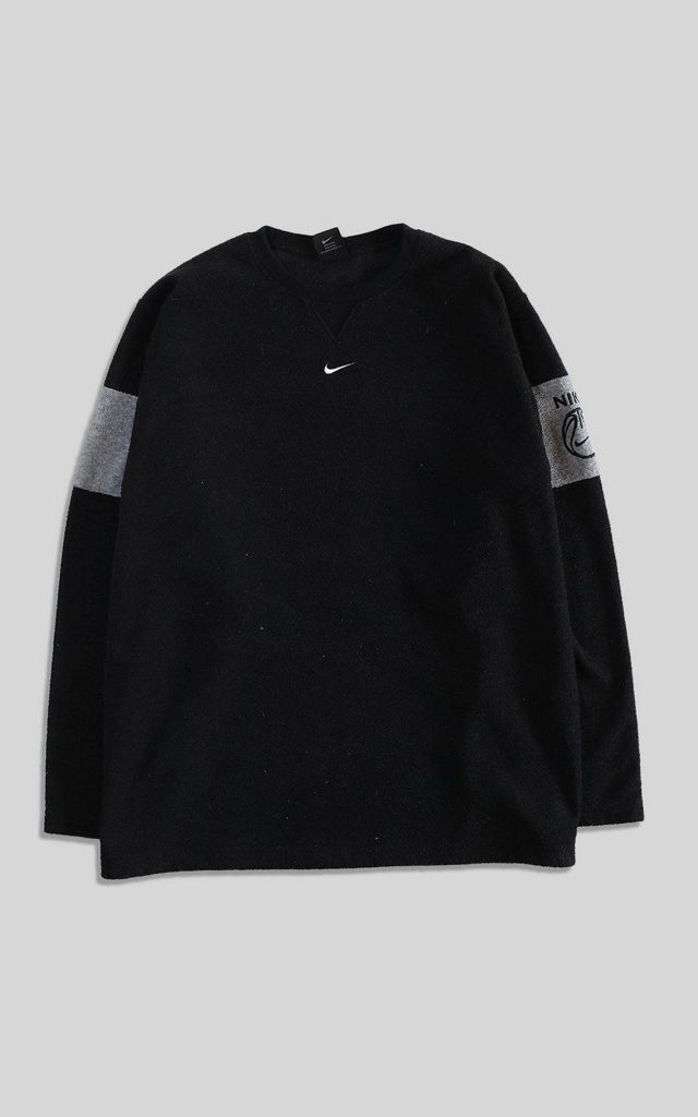 vintage-nike-armband-sweatshirt-urban-outfitters