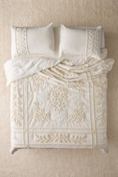 Slide View: 2: Jackie Icon Tufted Comforter