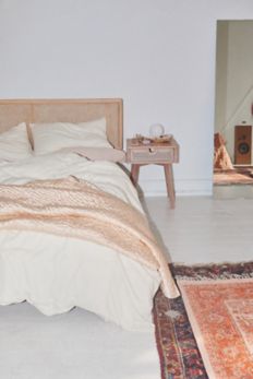 Slide View: 1: Marte Platform Bed