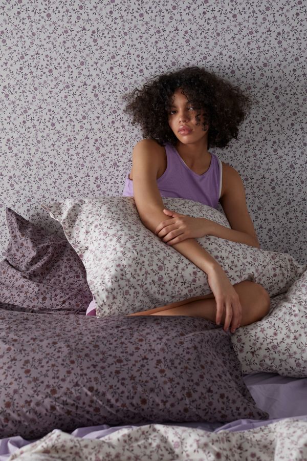 Slide View: 1: UO Home Clarissa Floral Vine Removable Wallpaper