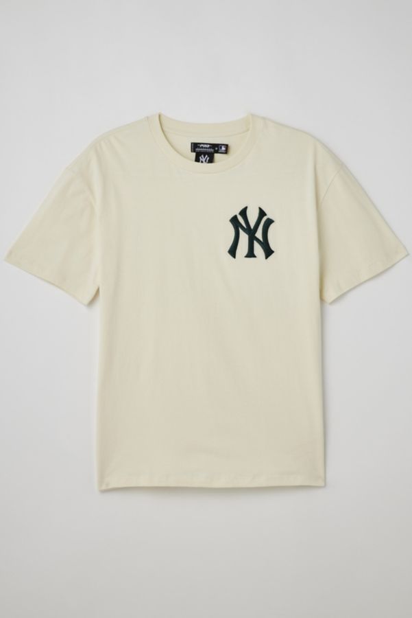 Slide View: 2: Pro Standard New York Yankees MLB Essential Logo Tee