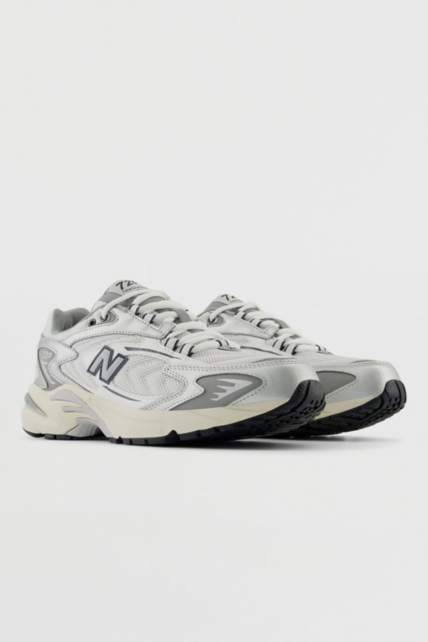 Slide View: 3: New Balance Men's 725v1 Sneaker