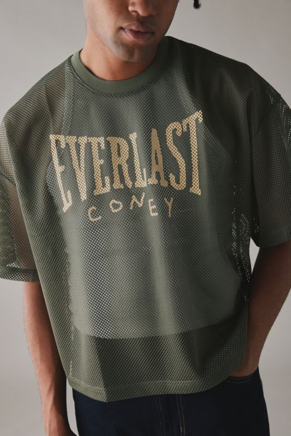 Slide View: 4: Coney Island Picnic X Everlast Tee Court Exclusif Chez UO