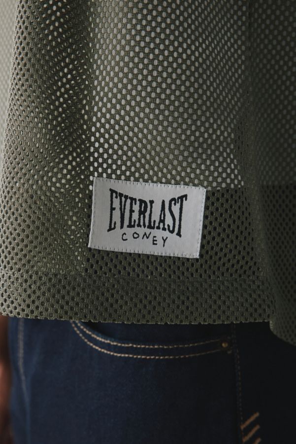 Slide View: 5: Coney Island Picnic X Everlast Tee Court Exclusif Chez UO