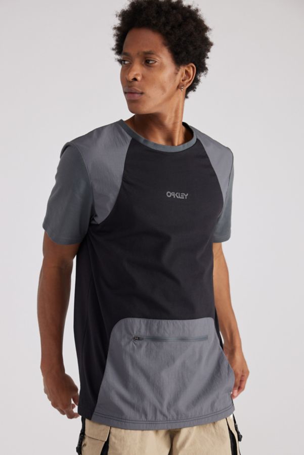 Slide View: 1: Oakley Kangaroo Pocket Tech Tee