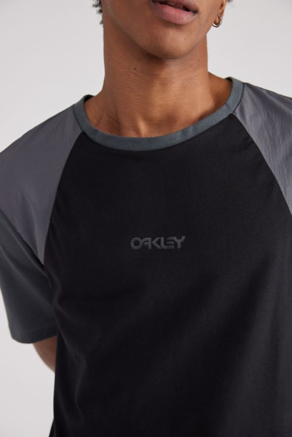 Slide View: 4: Oakley Kangaroo Pocket Tech Tee