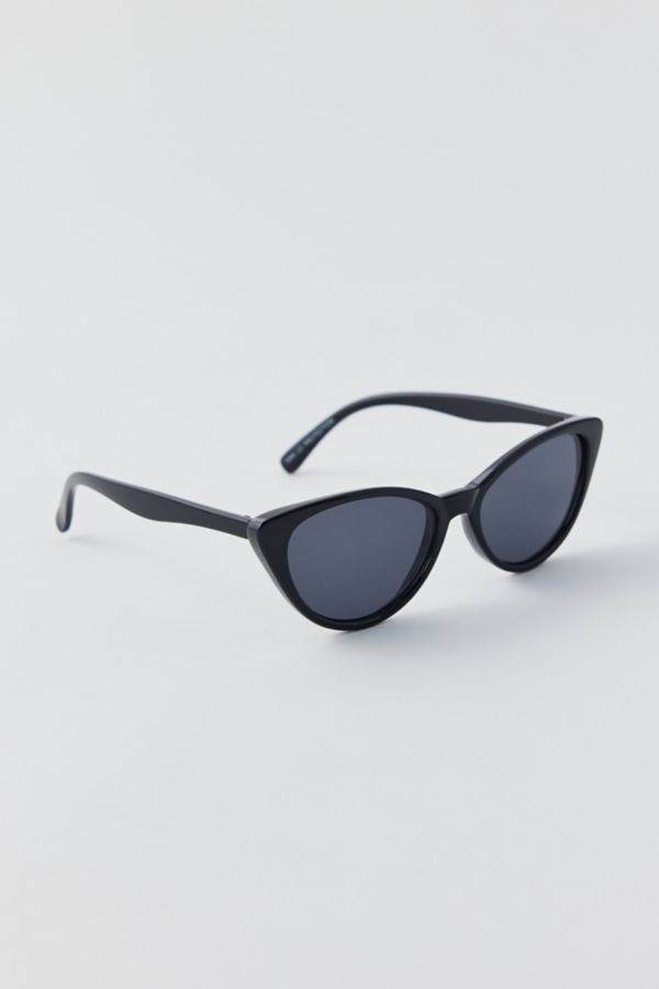 Slide View: 2: UO Essential Cat-Eye Sunglasses