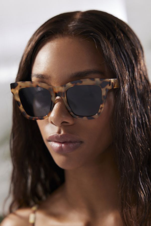 Slide View: 1: UO Essential Oversized Sunglasses