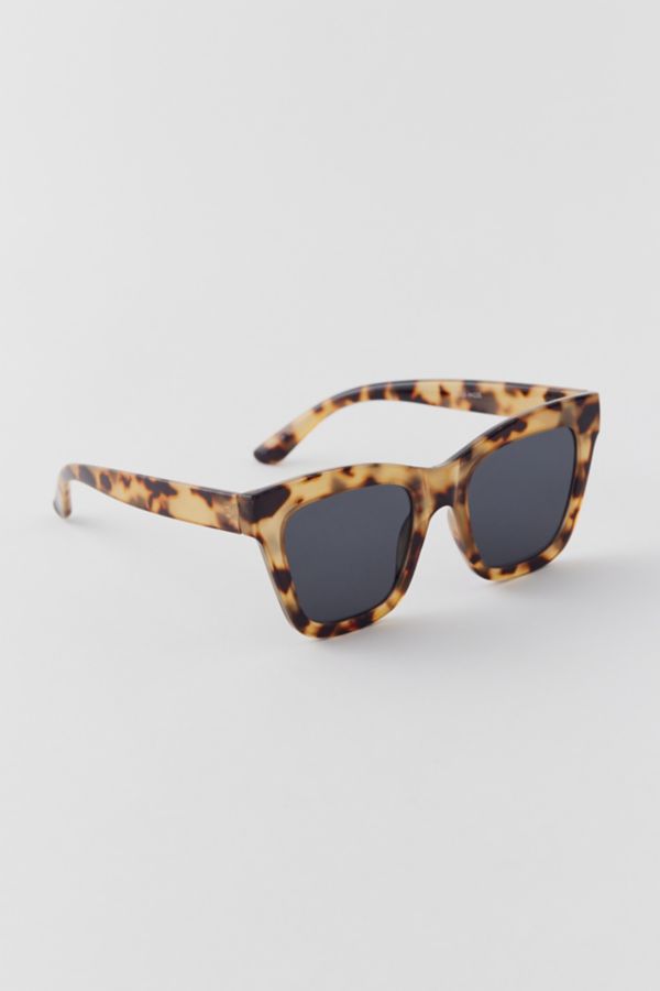 Slide View: 2: UO Essential Oversized Sunglasses